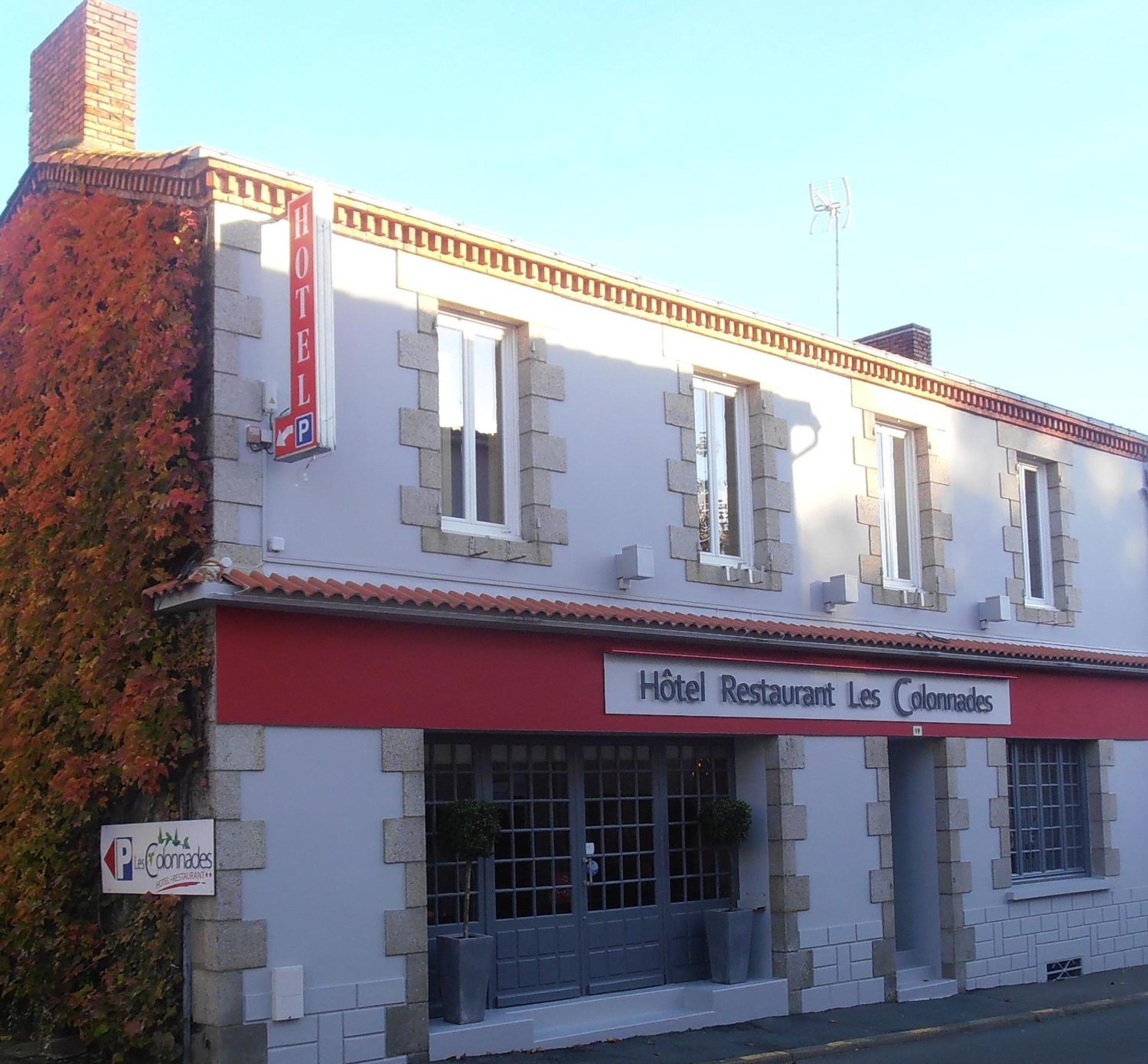 Hotel-Restaurant Les Colonnades Saint-Fulgent المظهر الخارجي الصورة